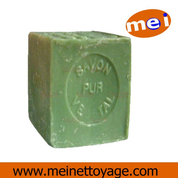 Le savon vert est efficace contre tous les taches sur les mains et les vêtements pour un nettoyage rapide et pratique. grammage 400 gr.